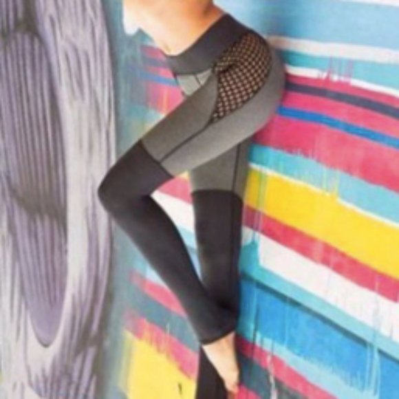 π§ββοΈ ATHLETIC LEGGINGS π§ββοΈ Sexy mesh sides! - Picture 3 of 5